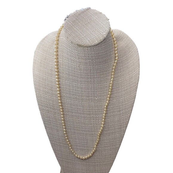 Vintage White Faux Pearl Necklace Single Strand  L. Screw Closure - Picture 5 of 5